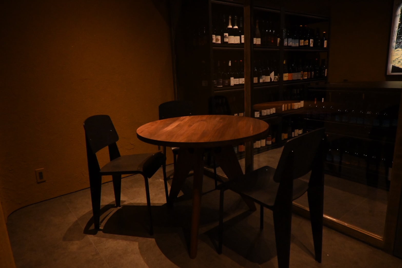 Komorebino wine cellar: table area