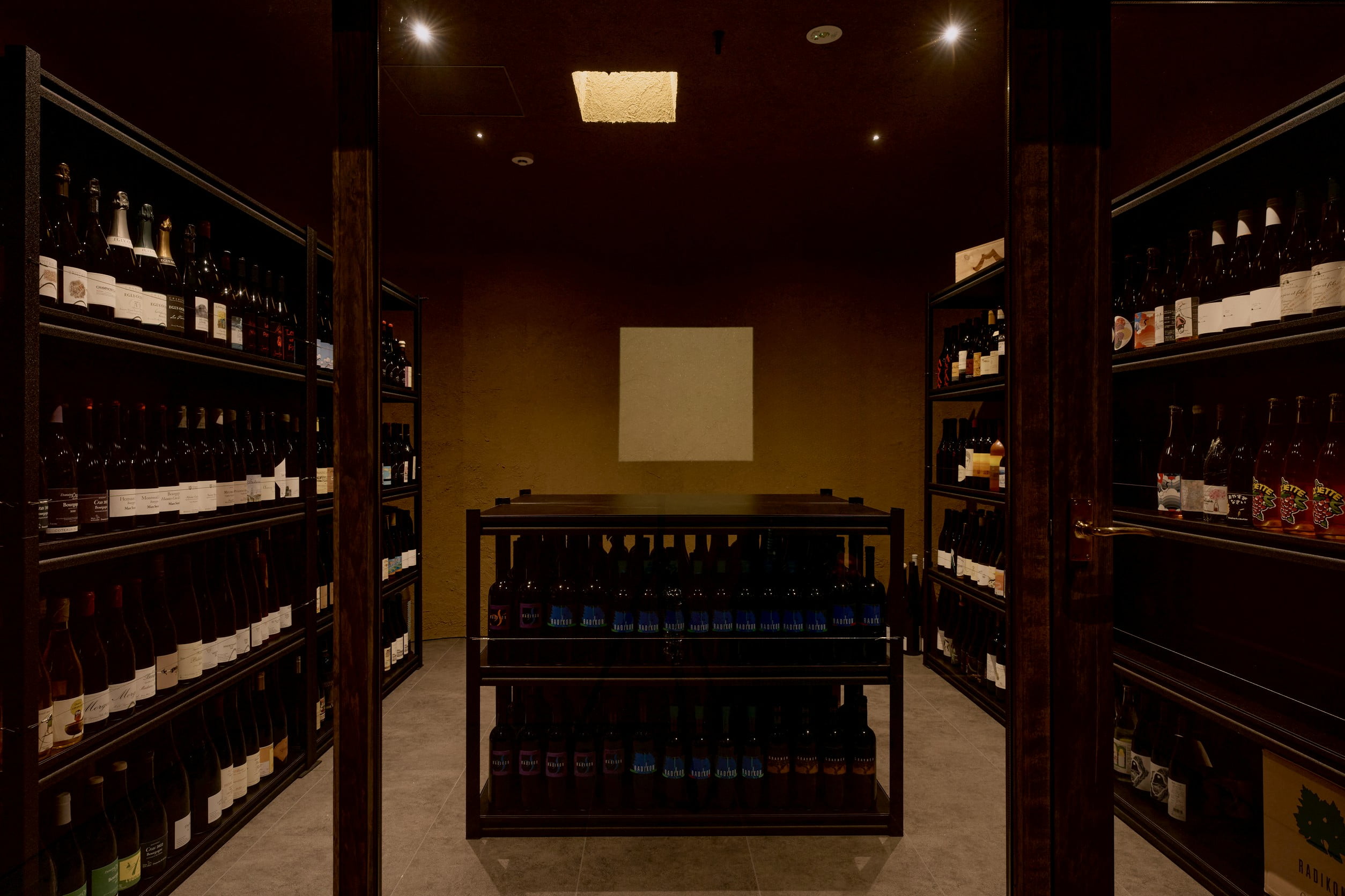 Komorebino wine cellar: full room view